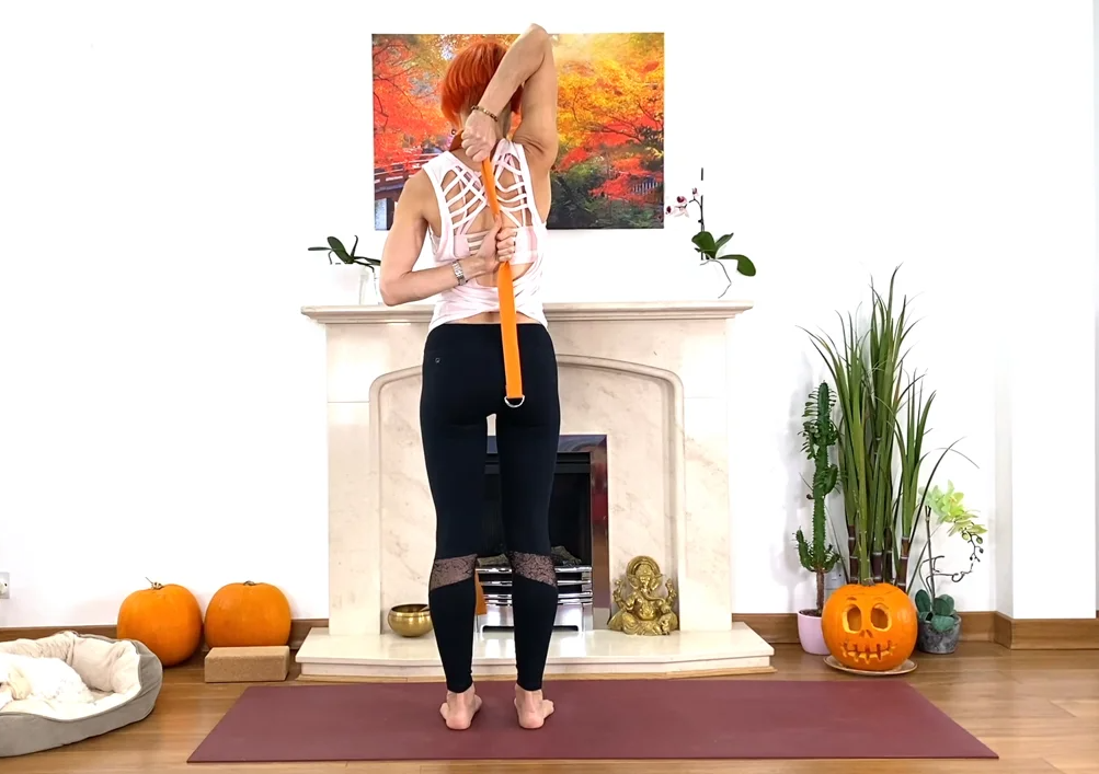 Olga Oakenfold – Take 5 min to Stretch Your Shoulders. Yoga on Halloween