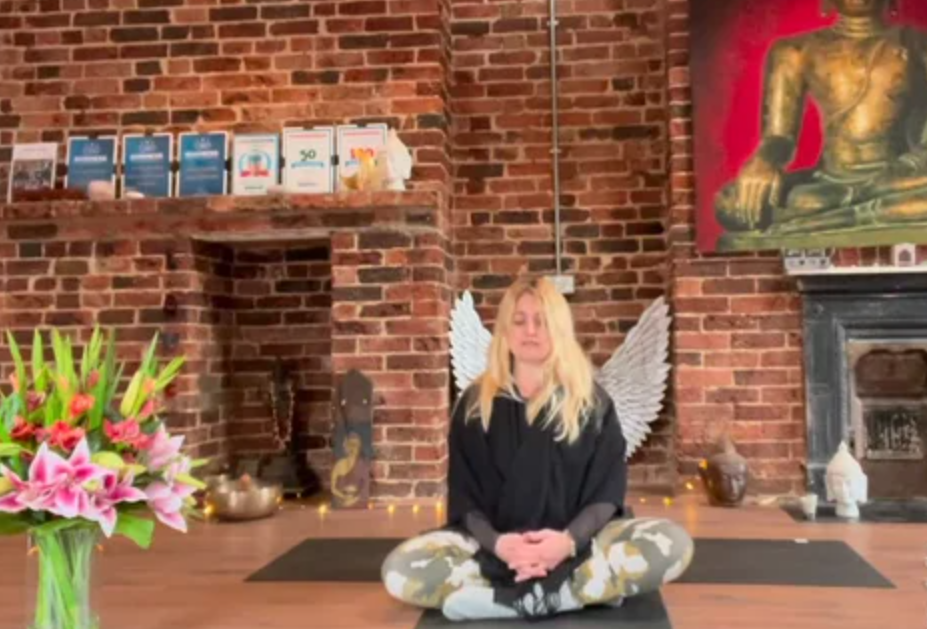 Eva Kristlova - Yoga with Eva with Heart Mudra and Meditation
