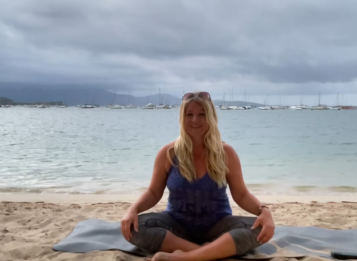 Eva Kristlova - Gentle Good Morning Beach Yoga