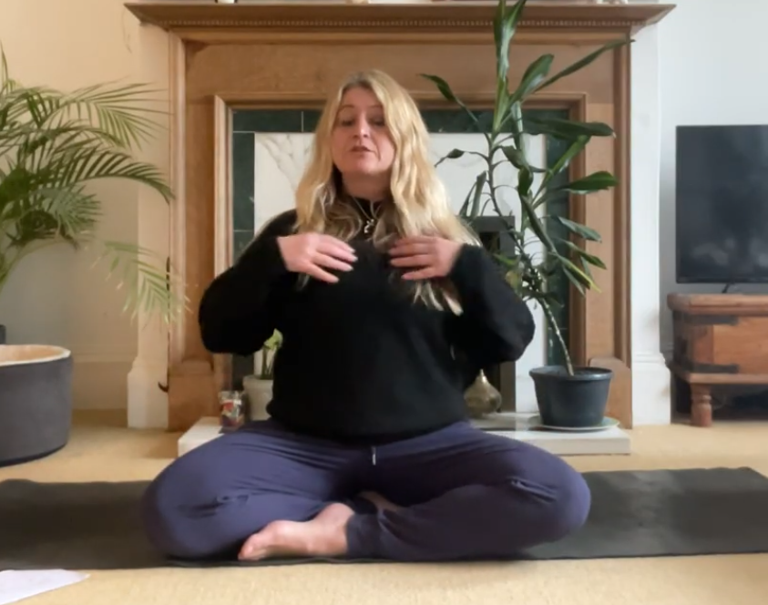 Quick yoga for shoulders and back - Yoga with Eva